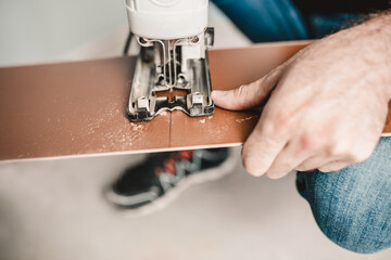 Floating flooring technology for laminate panels - trimming and assembling panels quickly and easily - affordable flooring