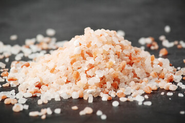 Fototapeta na wymiar Pink crystallized salt - Himalaya salt