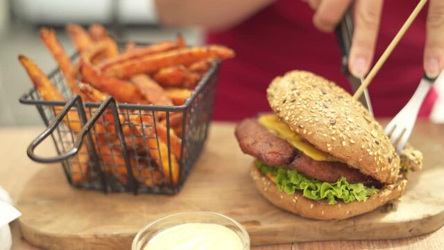 Burger im Restaurant im Freien 01