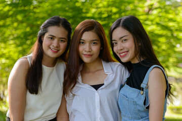 Obraz premium Three young Asian women as friends together at the park