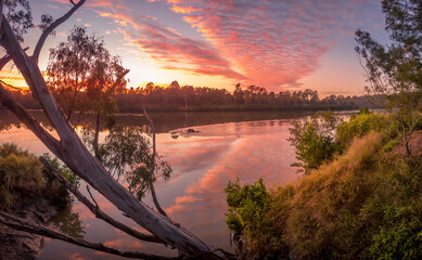 Obraz premium Beautiful Panoramic Riverside Sunrise