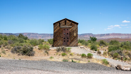 Fototapeta na wymiar Abandoned wooden little house in the desert of Utah, USA