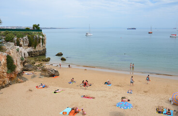 Imagem da praia de Cascais em Portugal. Sol, mar e diversão. Verão Europeu. 