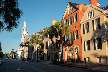 Obraz premium Beautiful street scene with St. Michael's Church in historic Charleston, South Carolina.