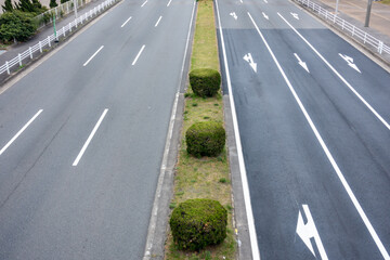 広い自動車道の写真（車無し）