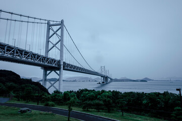 与島SAから見た雨の瀬戸大橋