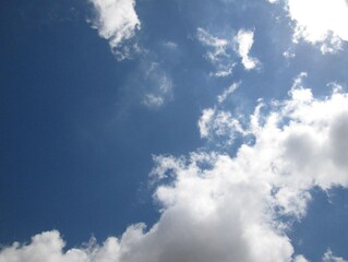 Nubes blancas iluminadas con los rayos del sol en el cielo azul 