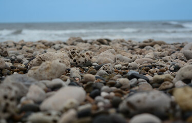 Playa de piedras lisas en la costa