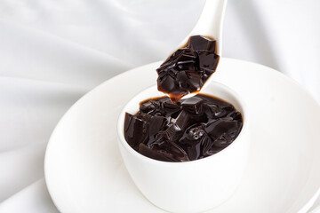 Tortoise jelly for tableware with white base