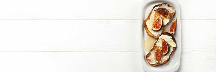 Bruschetta with figs