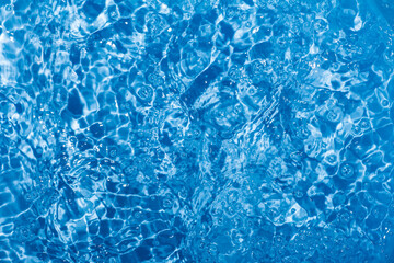 Obraz premium Crystal-clear water ripples