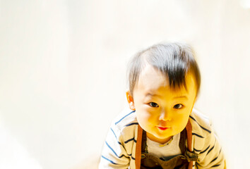 ハイハイしてカメラに近づいてくるかめら目線のかわいい赤ちゃんとコピースペース