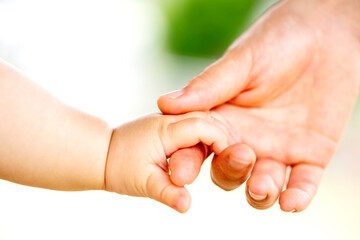 母親と赤ちゃんが手をつなぐ　親子の触れ合い