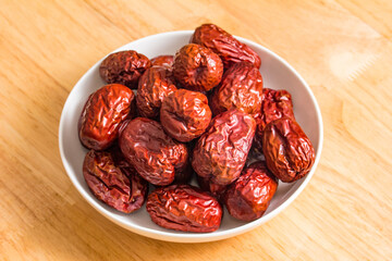 The bamboo dustpan is filled with bright red Xinjiang dates