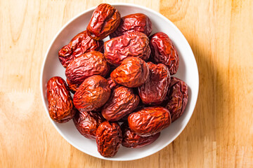 The bamboo dustpan is filled with bright red Xinjiang dates