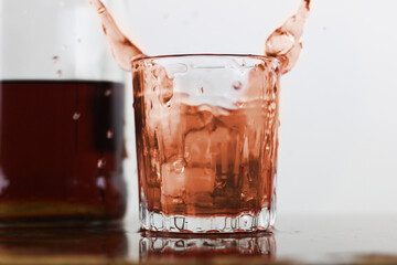 Vaso de vidrio con ron. Bebida Alcohólica