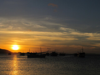 Fototapeta premium The warm sunset during the summer days becomes a spectacle of colors and sensations on the beaches of the Caribbean while we enjoy it and renew our vital energy