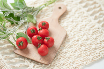 カッティングボードにのせたトマト