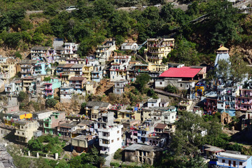 Naklejka premium Colorful houses on the mountainside in Devprayag