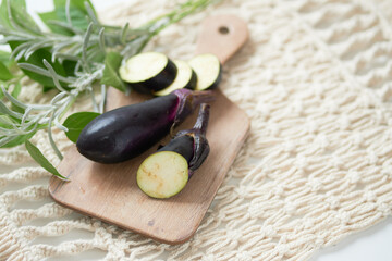 カッティングボードにのせたナス