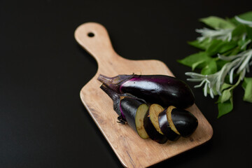 カッティングボードにのせたナス