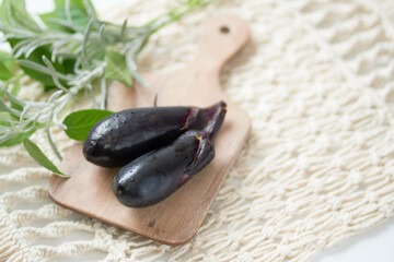カッティングボードにのせたナス