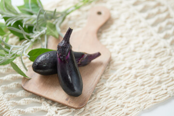 カッティングボードにのせたナス