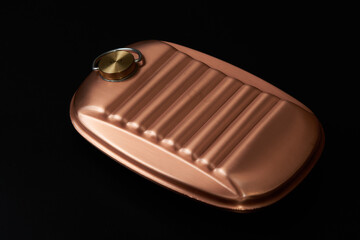 湯たんぽ_黒背景・コピースペース