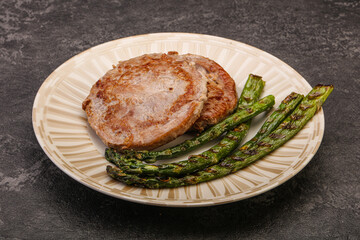 Grilled tuna steak with asparagus