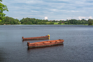 Boats and boat moorings on the river