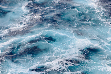 Naklejka premium sea waves behind the ship
