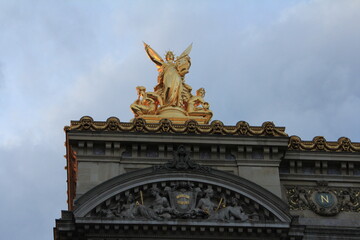 Fototapeta na wymiar 建物の上にある天使の像