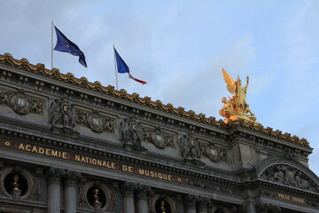 建物の上にある天使の像