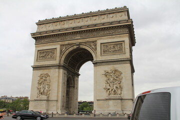 パリの街中にあるエトワール凱旋門 - obrazy, fototapety, plakaty
