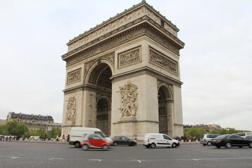 Fototapeta na wymiar パリの街中にあるエトワール凱旋門