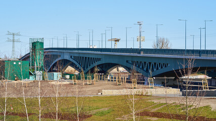 Hochspannungsmasten in der Großstadt Berlin im Stadtteil Baumschulenweg	