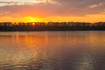 Obraz premium Bright Golden sunset over the Volga river and space for copying