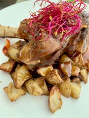 Souris d’agneau, pommes de terre rôties et graines germées 