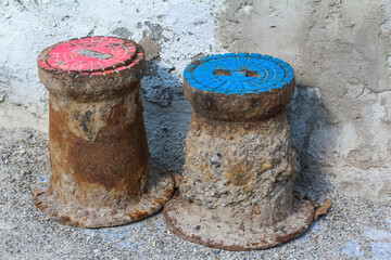 Roter und blauer keiner Kanaldeckel,  Gullydeckel