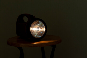 暗い部屋の中で光る懐中電灯
