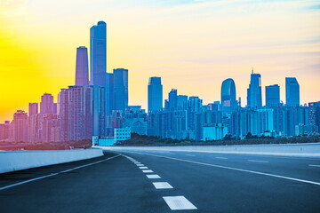 Fototapeta premium The setting sun shines on the road leading to the city center