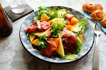 マンゴーと生ハムのサラダ