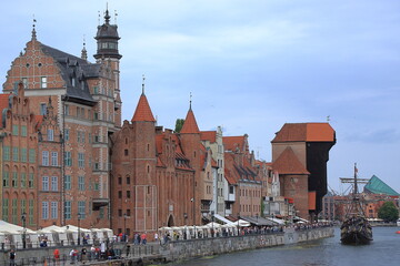 Gdańsk (Polska) - widok zabytkowej zabudowy z Bramą Żuraw nad Motławą.