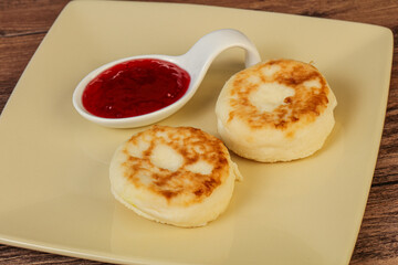 Cottage cheese pancakes with strawberry jam