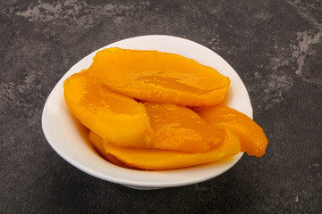 Sweet mango slices in syrop