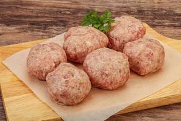 Raw turkey meatball for cooking