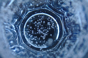 Dunkle blaue Struktur mit Blasen