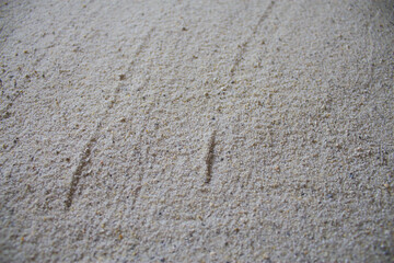 geharkter Sand in Grau