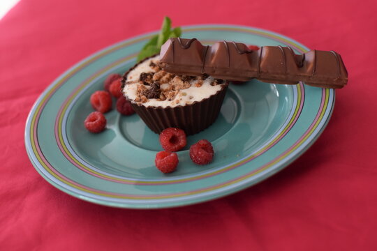 dessert glac&eacute; kinder bueno framboises et chocolat