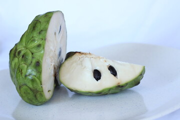 Chirimoya cortada en plato blanco gourmet, típica del Perú